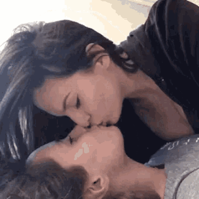 girls-kiss-wlw.gif