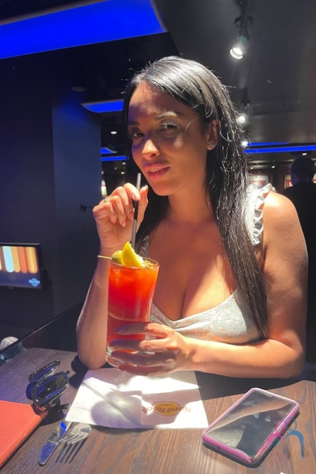 Amateur woman Anissa Kate shows her pussy after undressing in a car