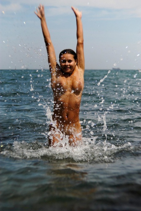 Amateur babe exposing her tanned body & spreading her pussy on the beach