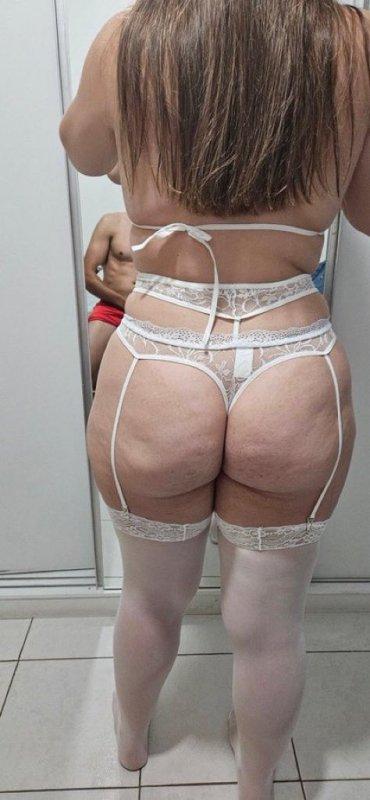 زوج مغربي يعرض لنا صورا ساخنة لزوجته الفرسة وطيزها المربرب في البيت 6861e5a567260