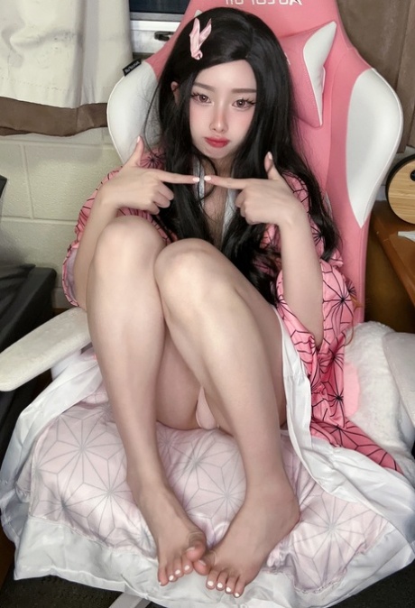 Pretty OnlyFans cam babe Mya Mira flaunts her big ass in a sexy compilation