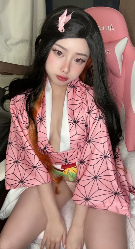 Pretty OnlyFans cam babe Mya Mira flaunts her big ass in a sexy compilation