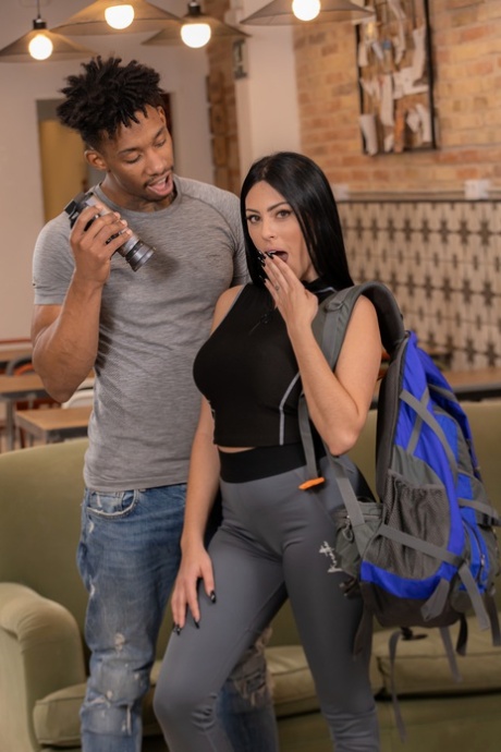 الفتاة المذهلة سافير لابيدرا تقدم ثدييها الكبيرين ومؤخرتها الساخنة قبل ممارسة الجنس بالأشعة تحت الحمراء