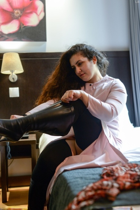 Brunette plumper shows her upskirt twat with a strand of pearls wedged in slit