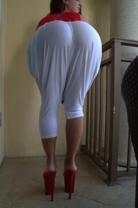 Brazen brunette Jada Stevens drops her pants to spread her huge bubble butt